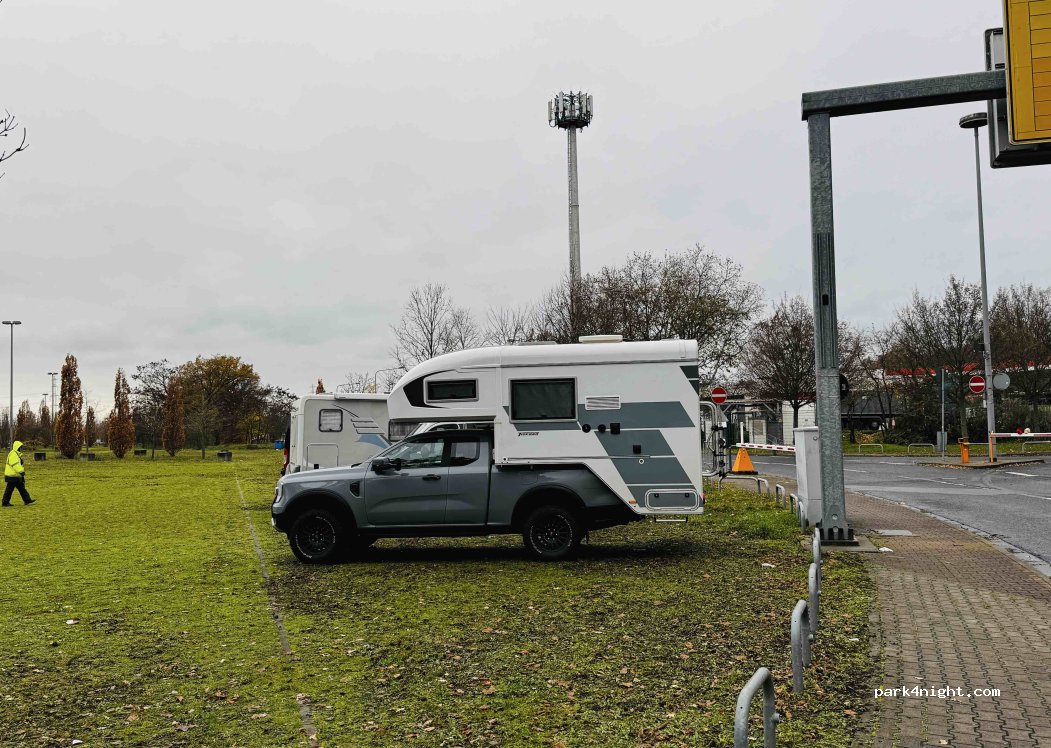(60486) Frankfurt - Zum Messeparkhaus Rebstock — foto