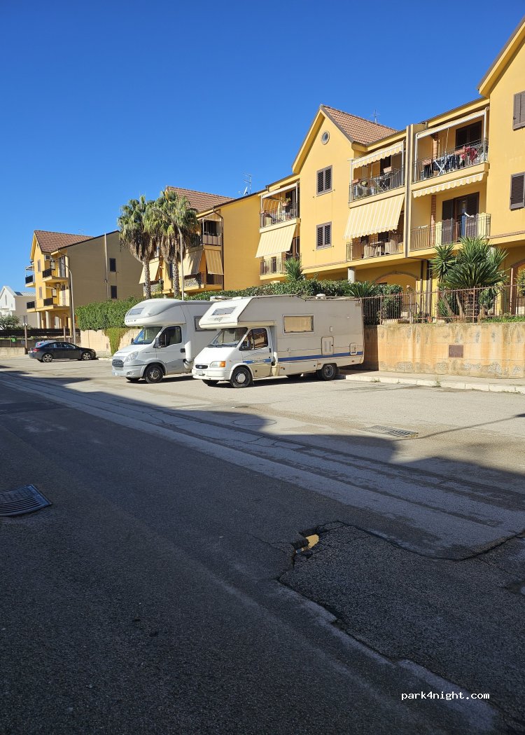 (93013) Mazzarino - Via Autonomia Siciliana — foto