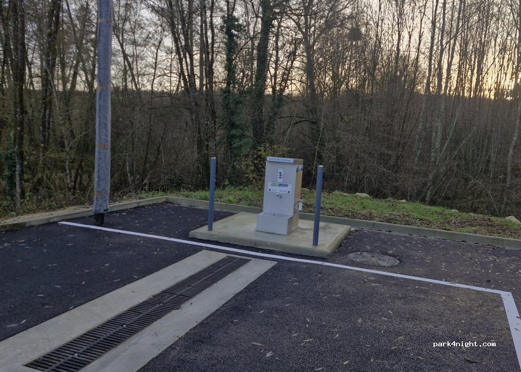 (51340) Trois-Fontaines-l'Abbaye - Allée des Tilleuls — foto