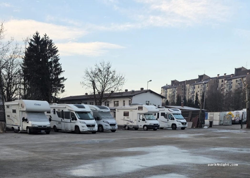 (1113) Ljubljana - Stolpniška ulica 10 — foto