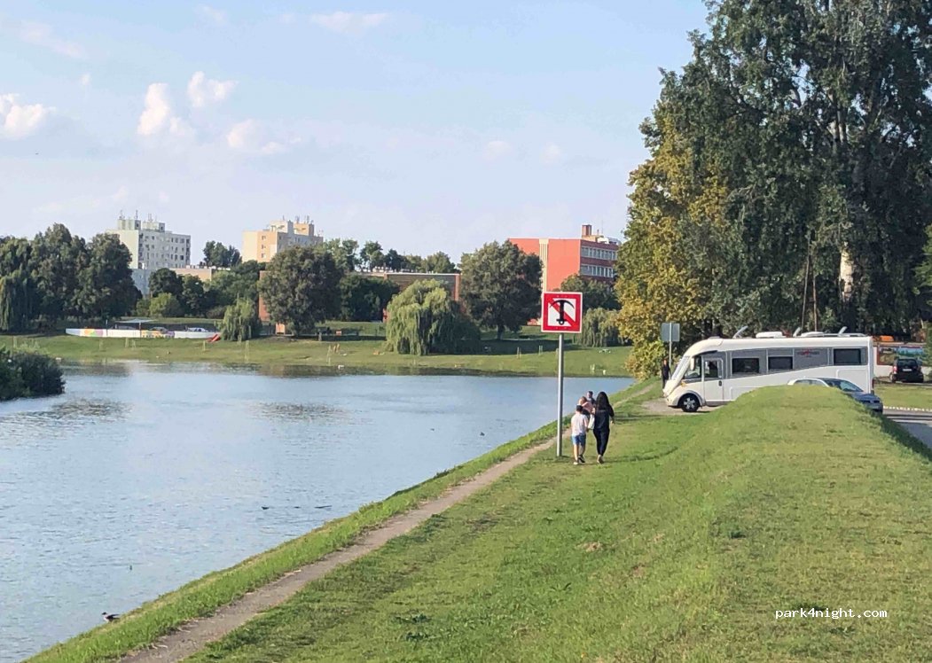 (6500) Baja - 24 Március 15. sétány — foto