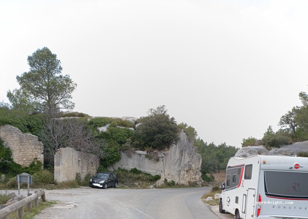 (13520) Les Baux-de-Provence - D 27 — foto 2