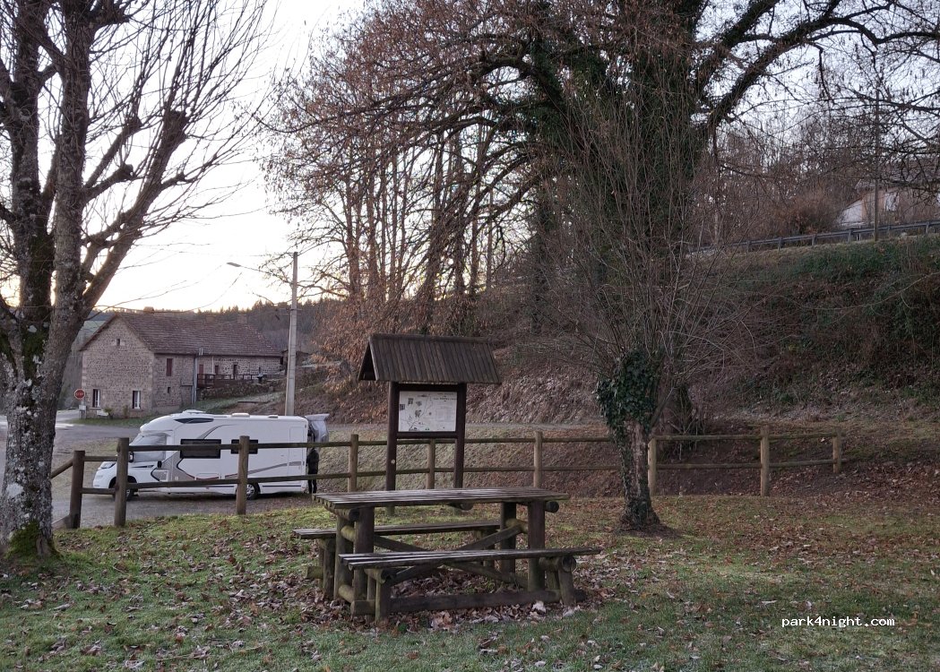 (23260) Saint-Pardoux-d'Arnet - D25 — foto