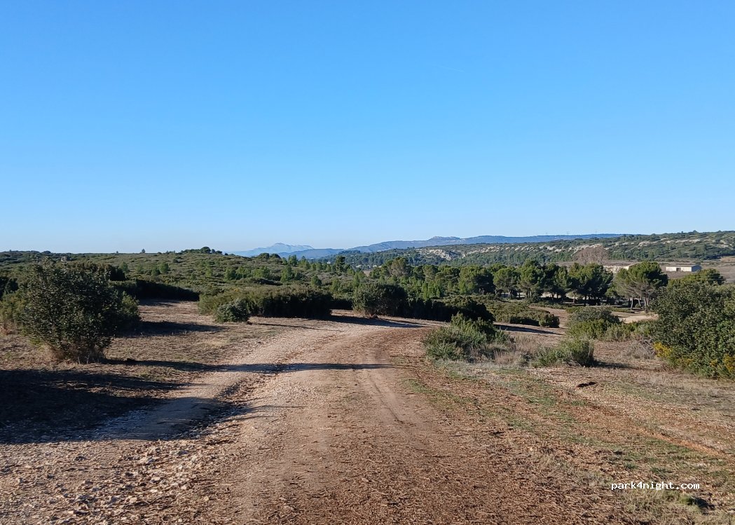 (13330) La Barben - Route d'Eguilles — foto