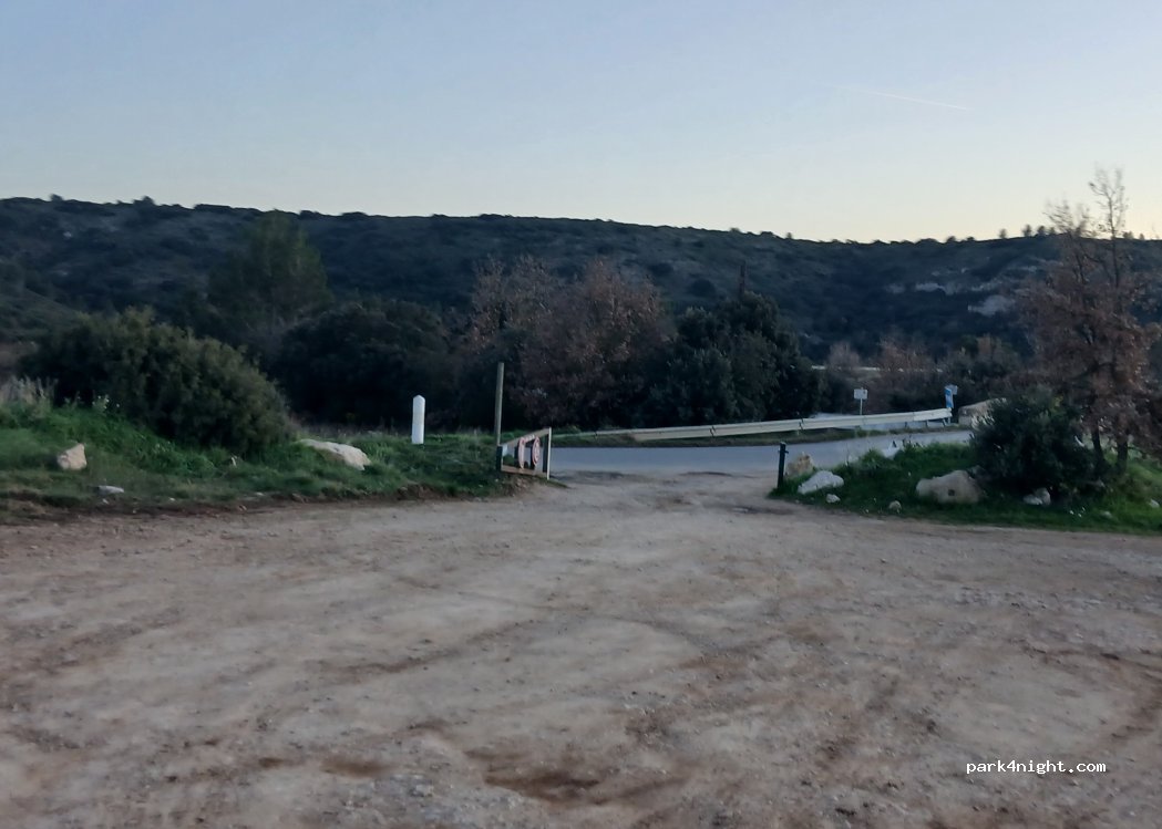 (13330) La Barben - Route d'Eguilles — foto 2