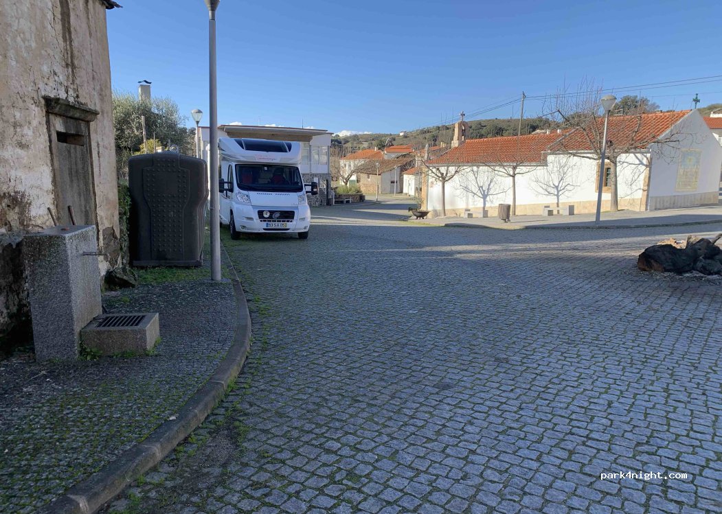 (5230-232) Algoso, Campo de Víboras e Uva - Largo da Capela — foto 2