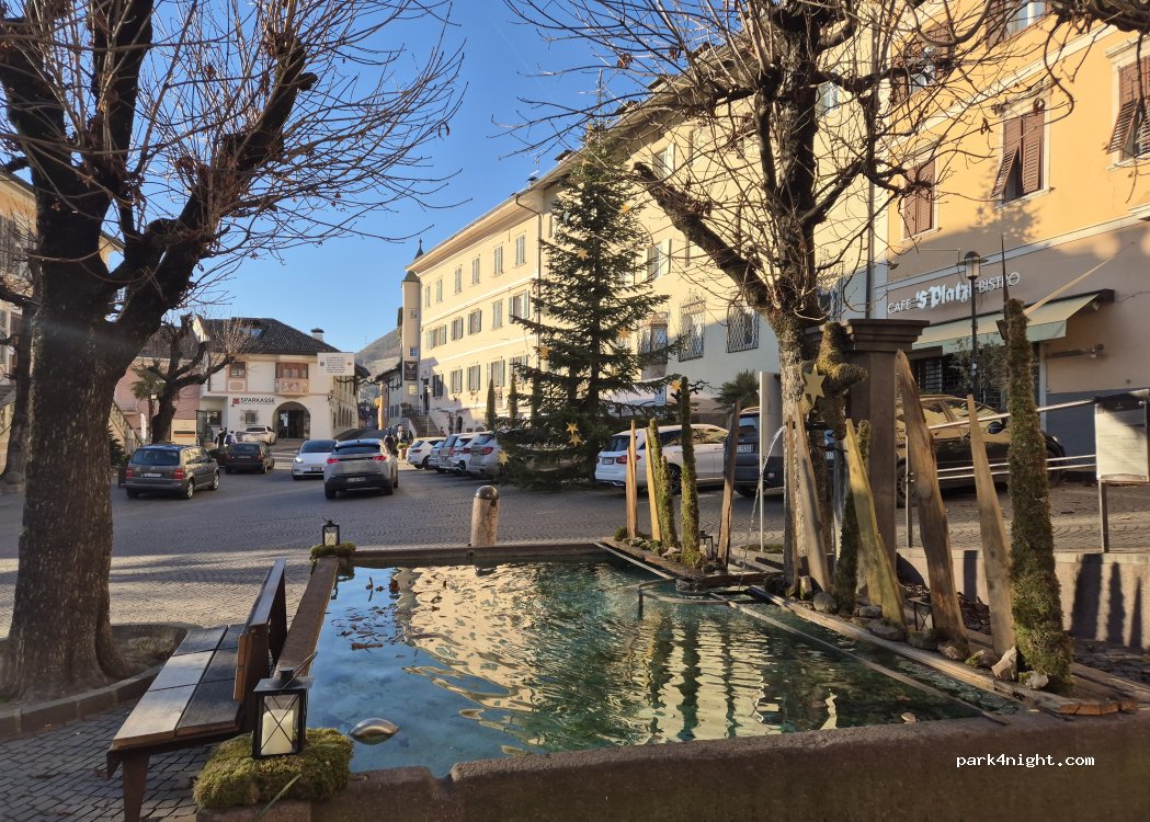 (39040) Tramin an der Weinstraße - Termeno sul - Rathausplatz - Piazza Municipio — foto