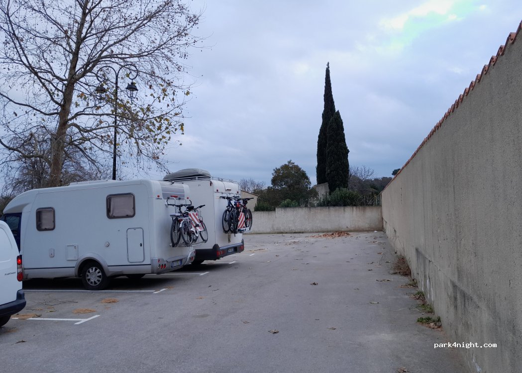 (13450) Grans - Pl. du Souvenir Français — foto