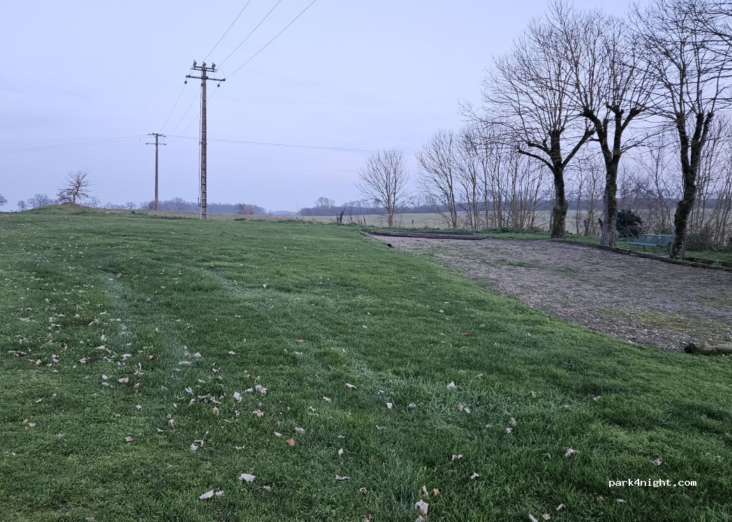 (82500) Marignac - Unnamed road — foto