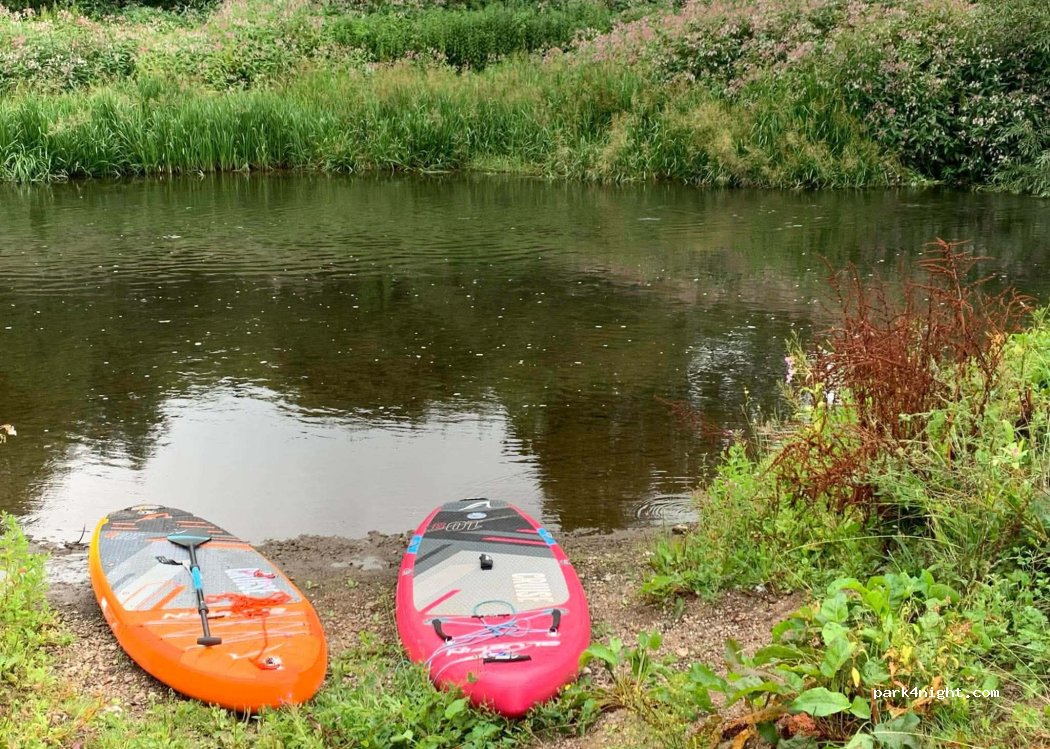River side camping — foto