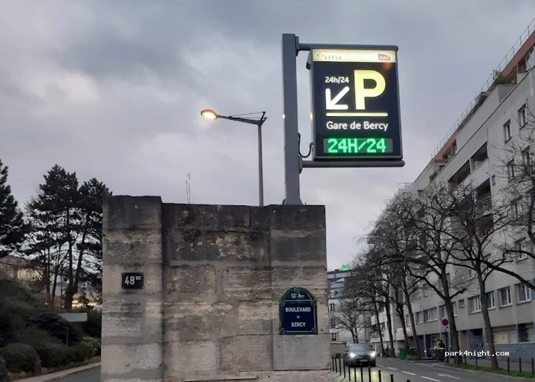 (75012) Paris - Rue de Bercy — foto