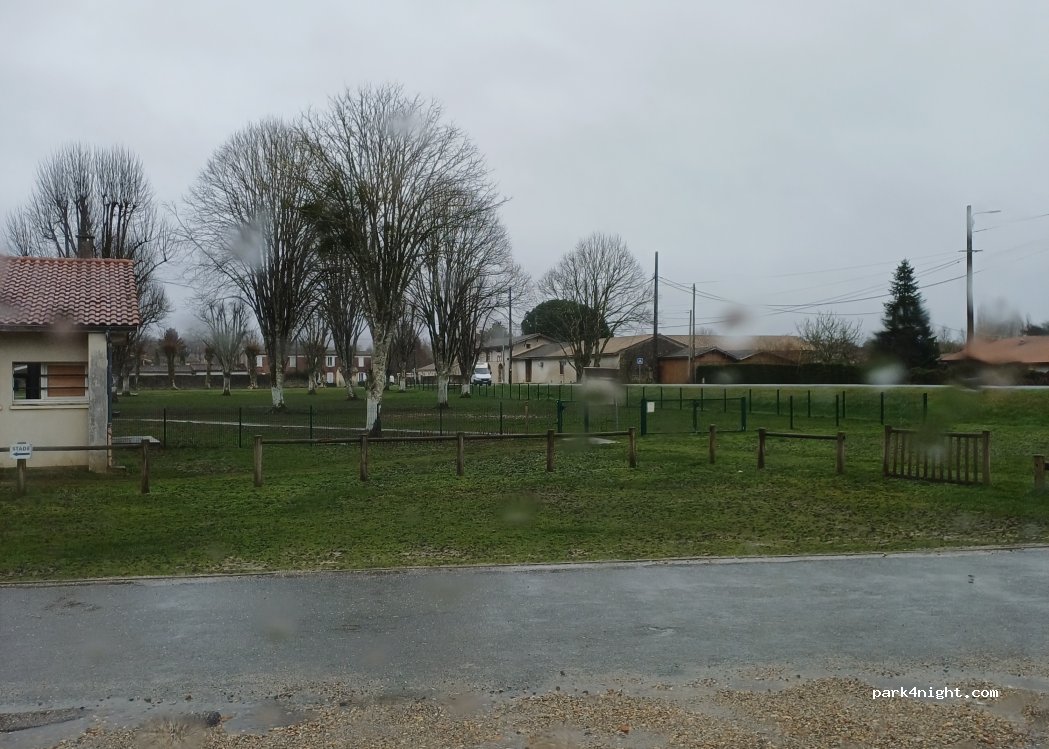 (33730) Villandraut - Rue des Écoles — foto 2