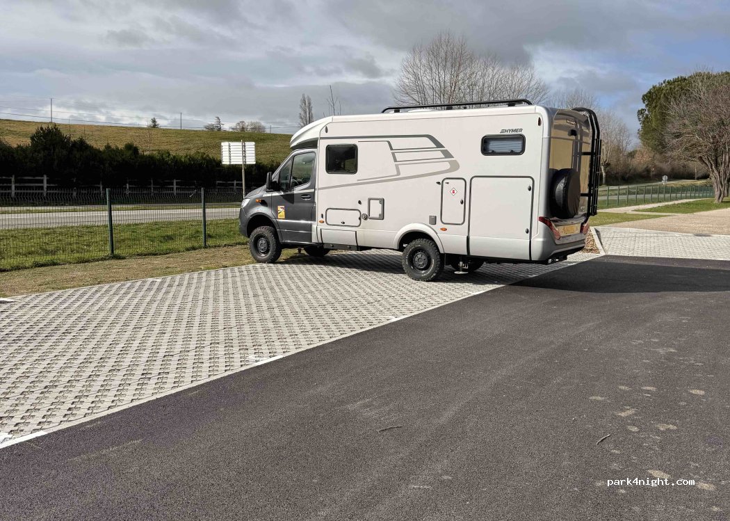 Aire de camping-car Mirepoix — foto 2