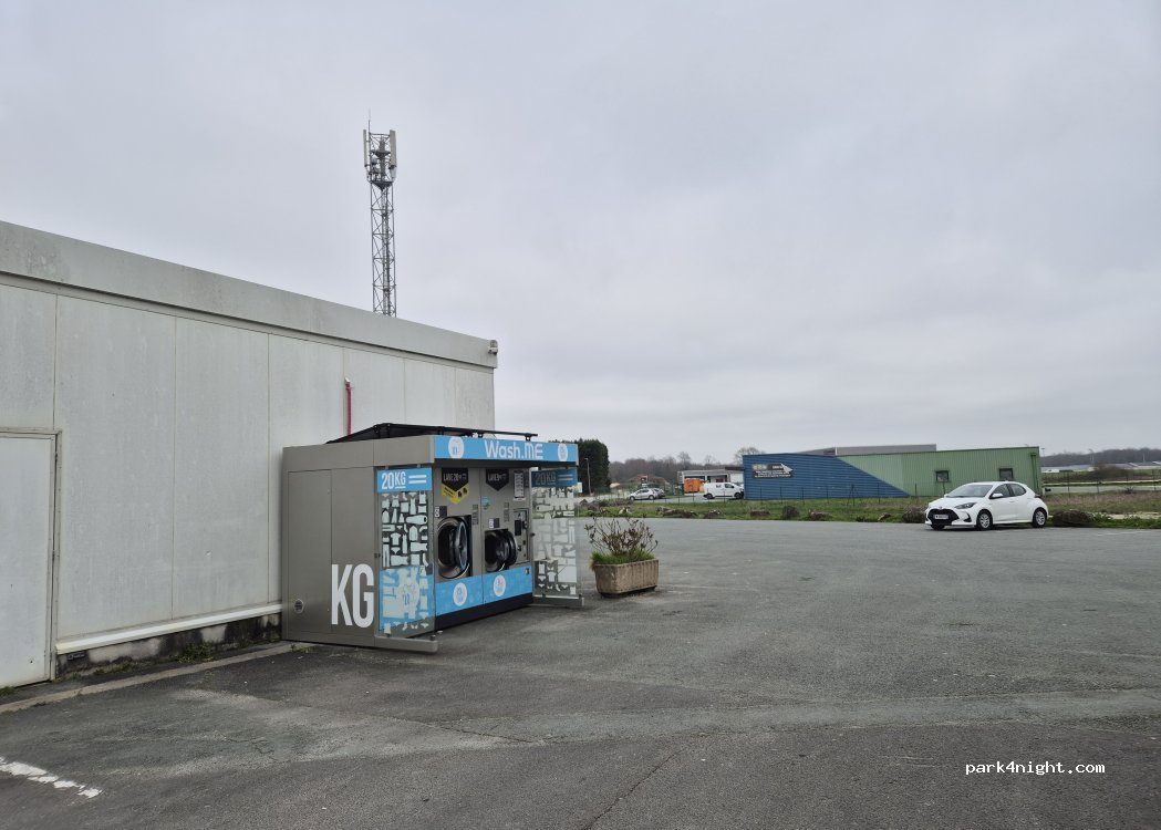(17240) Saint-Genis-de-Saintonge - Avenue de Saintes — foto