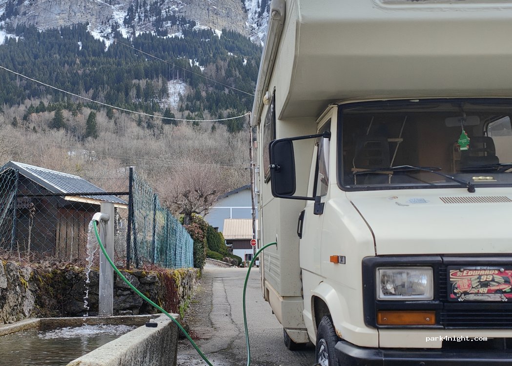 (74500) Thollon-les-Mémises - Passage de la Fontaine — foto