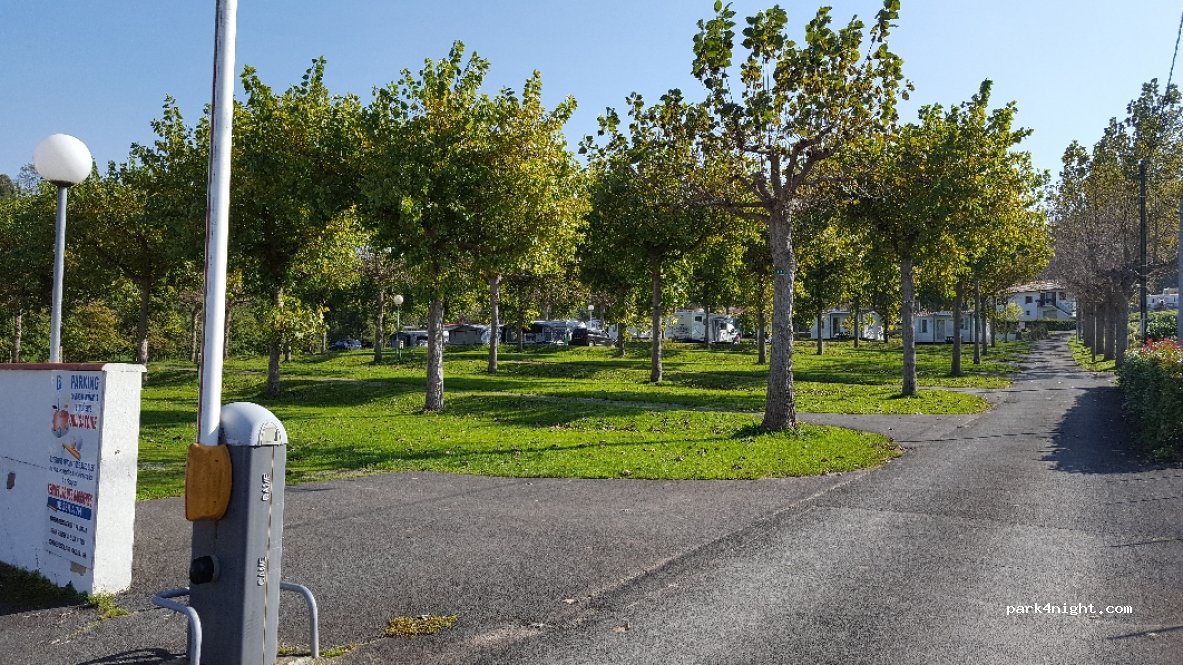 Camping-caravaning Mendi Azpian — foto