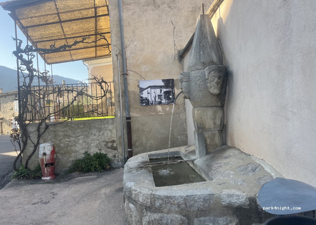 (26470) La Motte-Chalancon - Place des Aires — foto