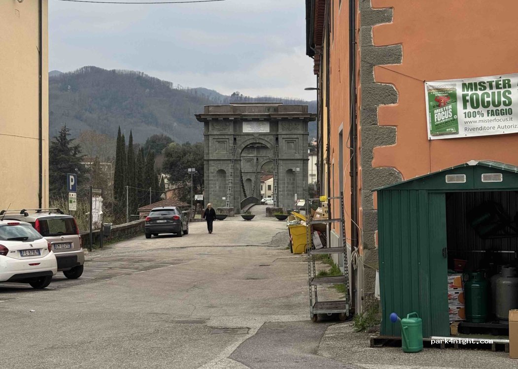 (55023) Borgo a Mozzano - Piazza Ponte d'Oro, 33 — foto