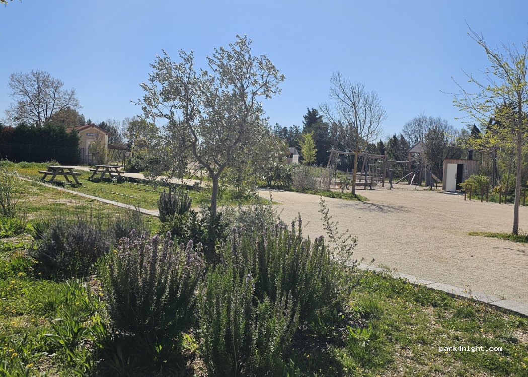 (84210) Pernes-les-Fontaines - Chemin de la Gare — foto 2