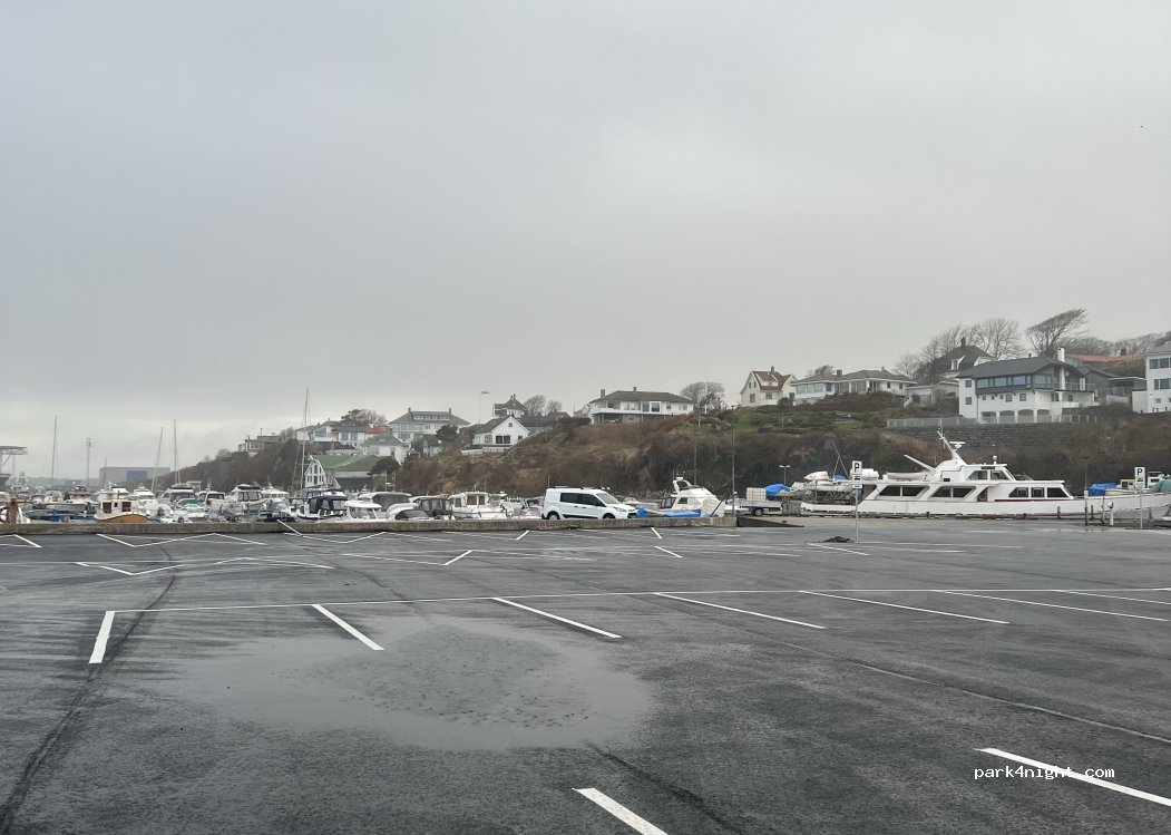 Dokken Bobilparkering Hasseløy — foto