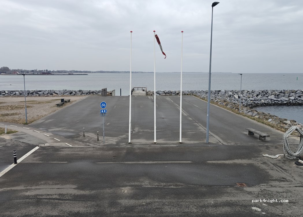 (8305) Samsø - Ballen Færgehavn — foto
