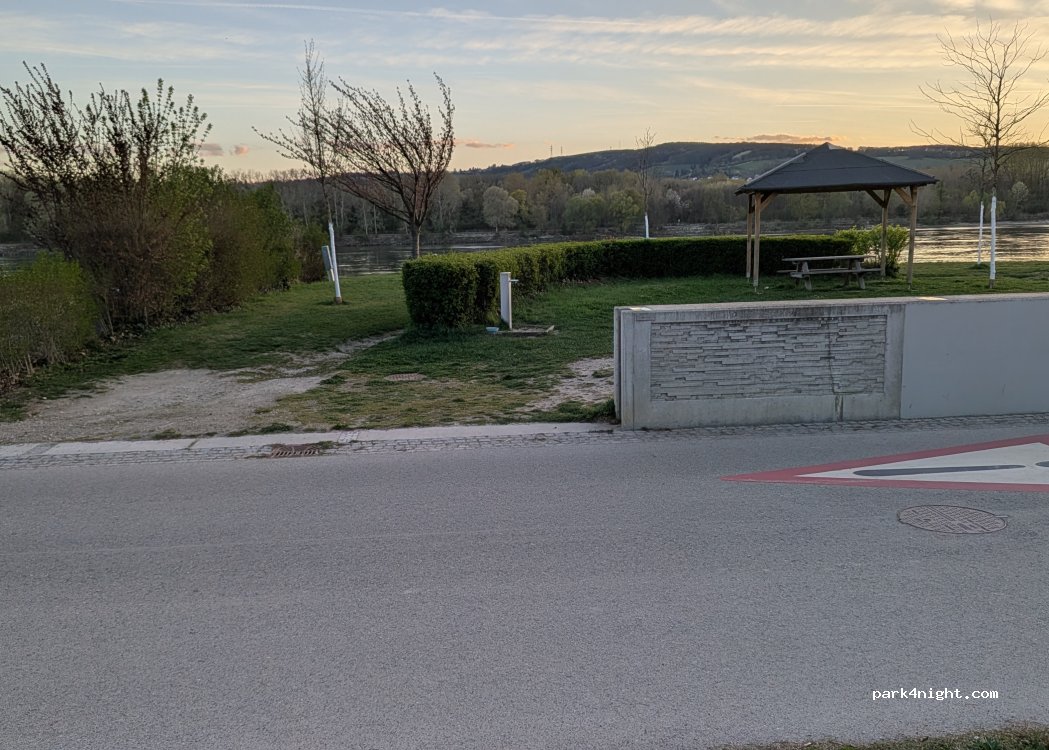 (2100) Gemeinde Korneuburg - Donaulände — foto