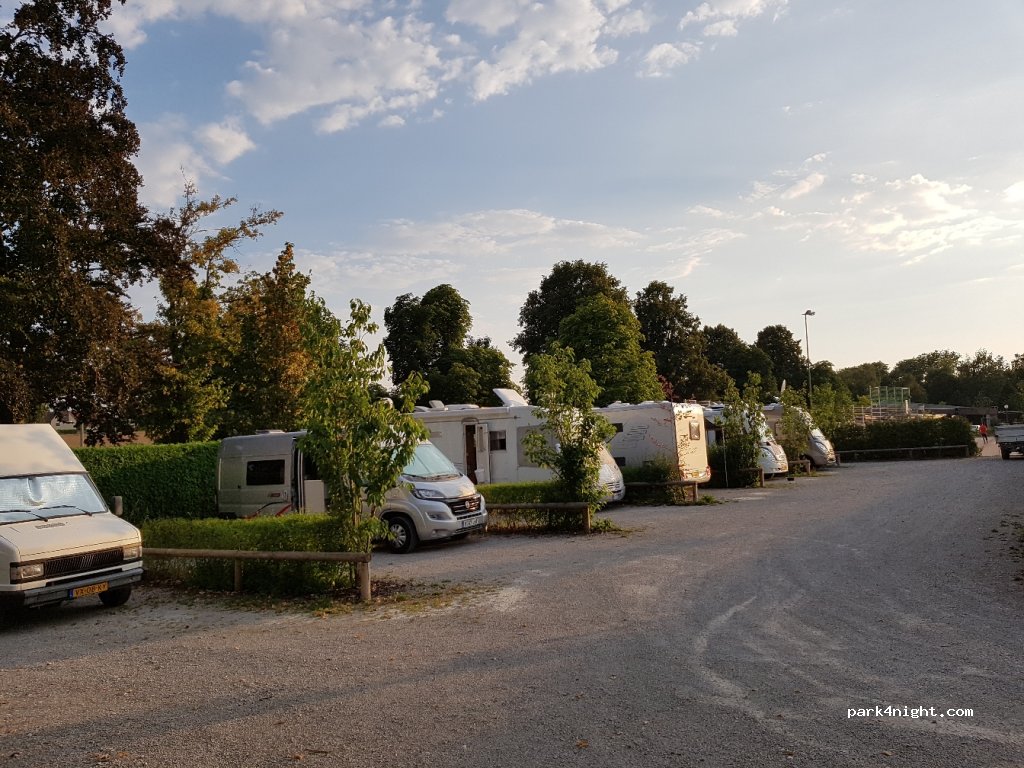 Wohnmobilstellplatz Schleifweiher Feuchtwangen — foto