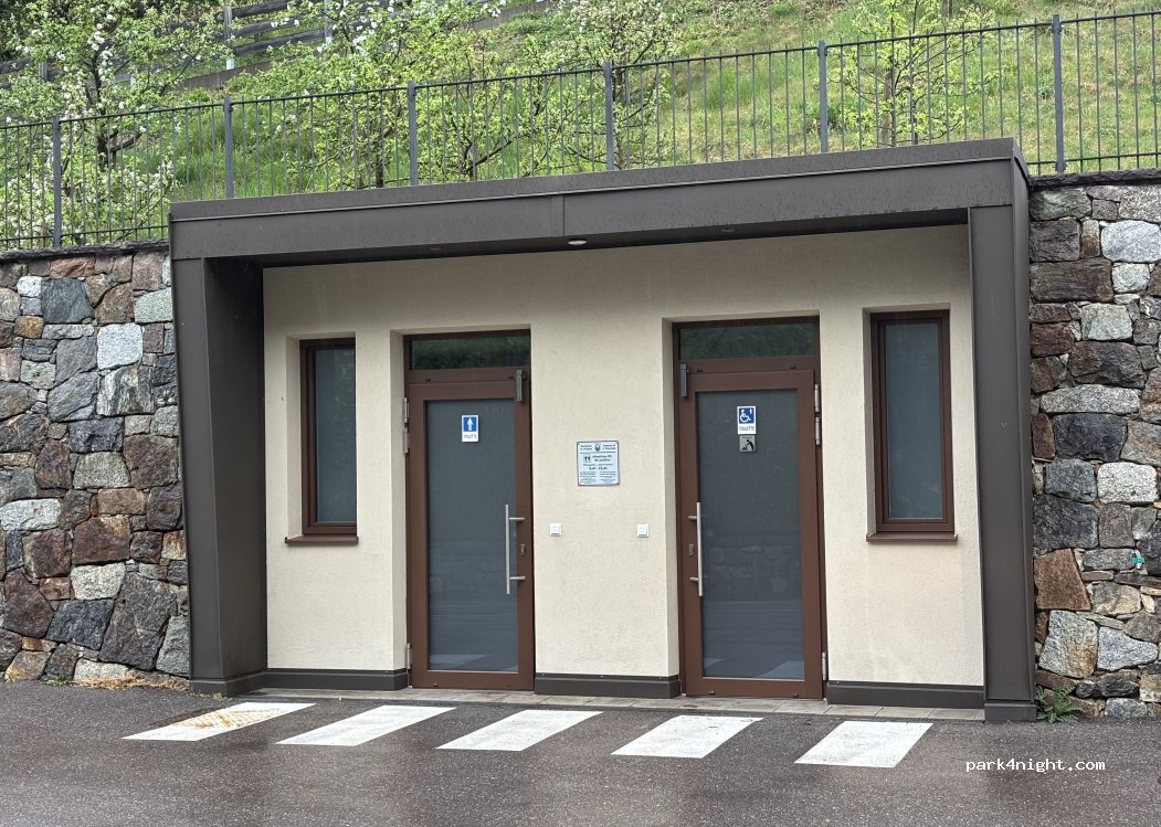 (39010) St. Pankraz - San Pancrazio - Auf der Station — foto