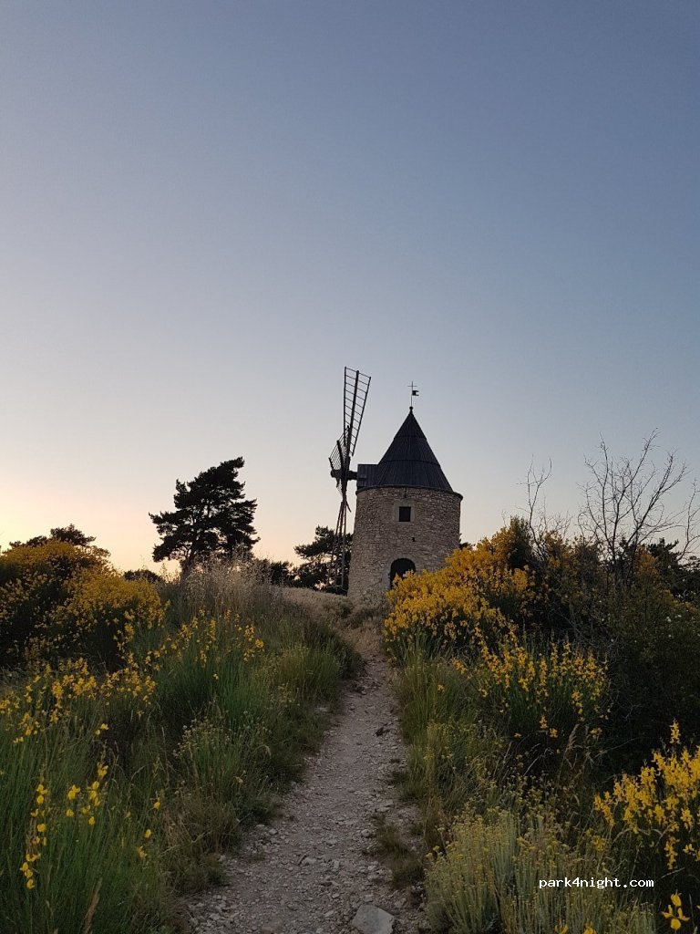 (04110) Montfuron - Rue du Mistral — foto 2