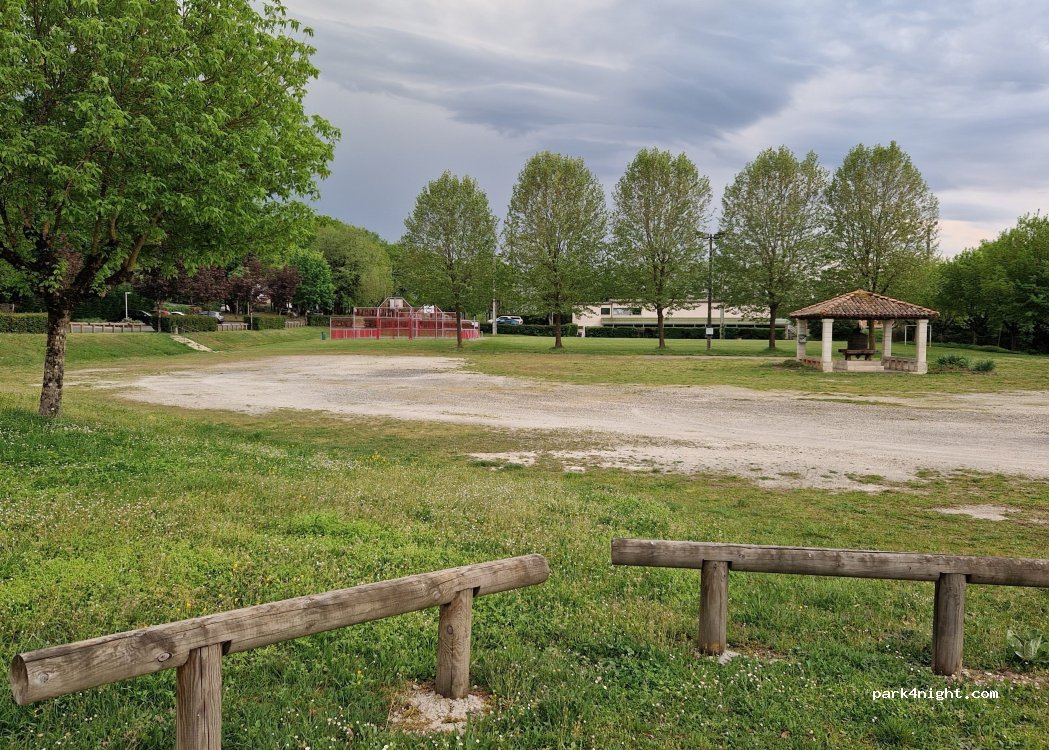 (16400) Vœuil-et-Giget - 1 All. des Sports — foto