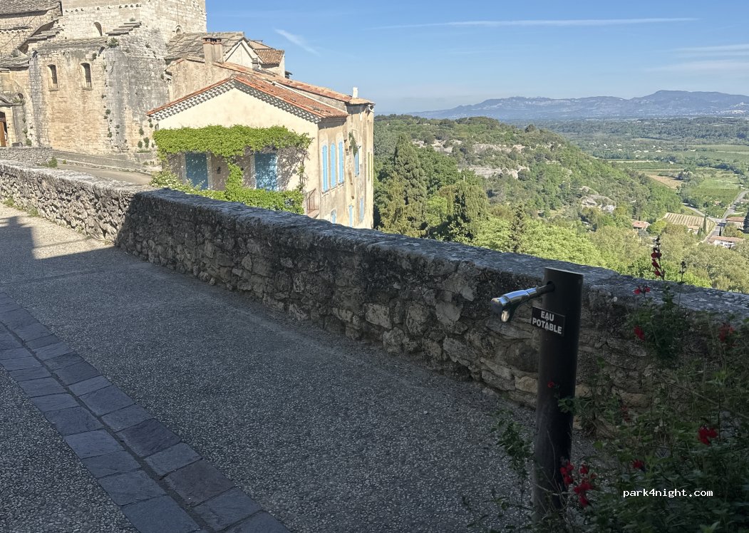 (84210) Venasque - Place de la Planette — foto