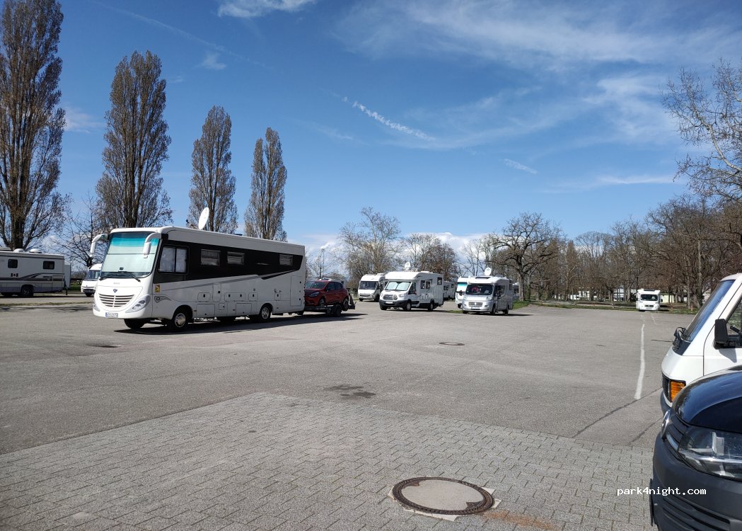 Wohnmobilstellplatz am Rheinufer Breisach — foto