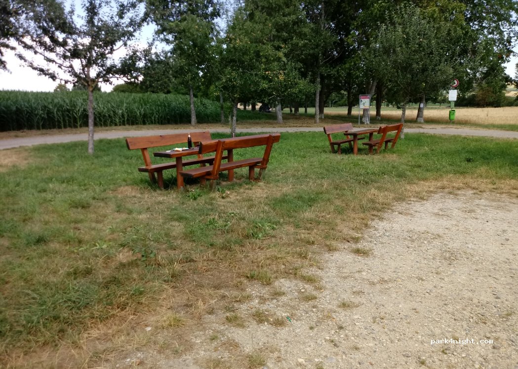 Parkplatz beim Gutshof — foto