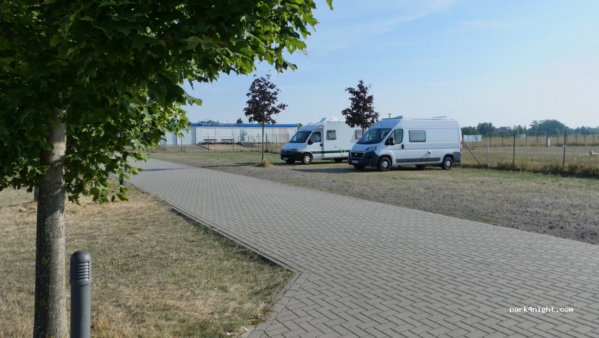 Wohnmobilstellplatz Hugo-Junkers-Flugplatz | Dessau — foto
