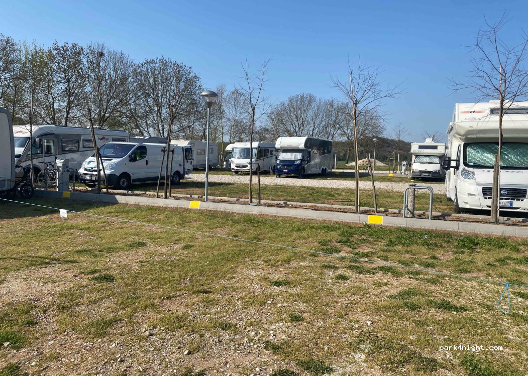 Area Sosta Camper Parcheggio Virgilio | Borghetto — foto 3