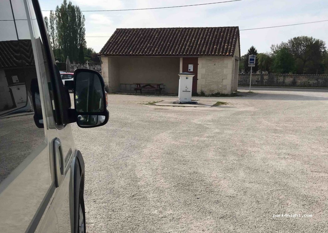 (86350) Usson-du-Poitou - Route de Civray — foto 2
