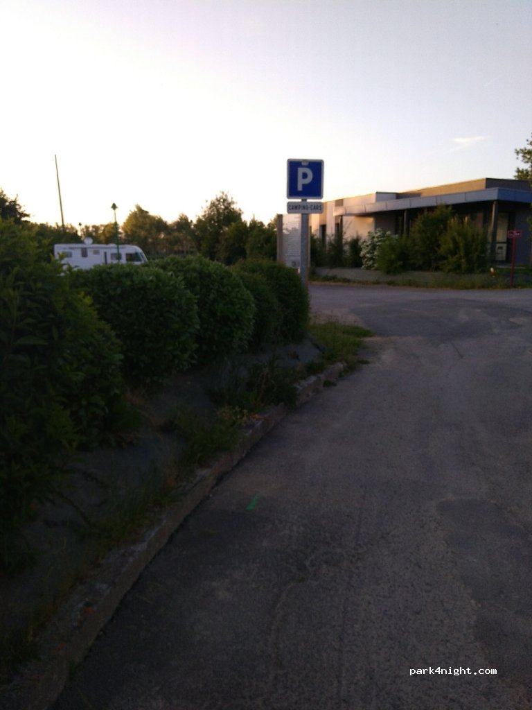 (35460) Saint-Étienne-en-Coglès - Rue Charles de Gaulle — foto 2