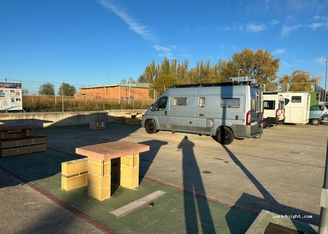 Estacionamiento de caravanas y autocaravanas Alaejos — foto 3