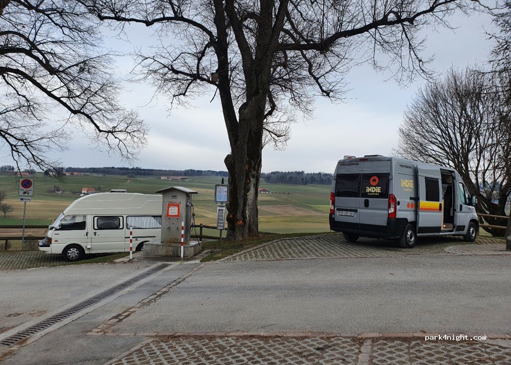 Wohnmobilstellplatz am Fuss der Stadtmauer — foto 2