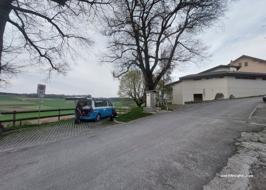 Wohnmobilstellplatz am Fuss der Stadtmauer — foto 3