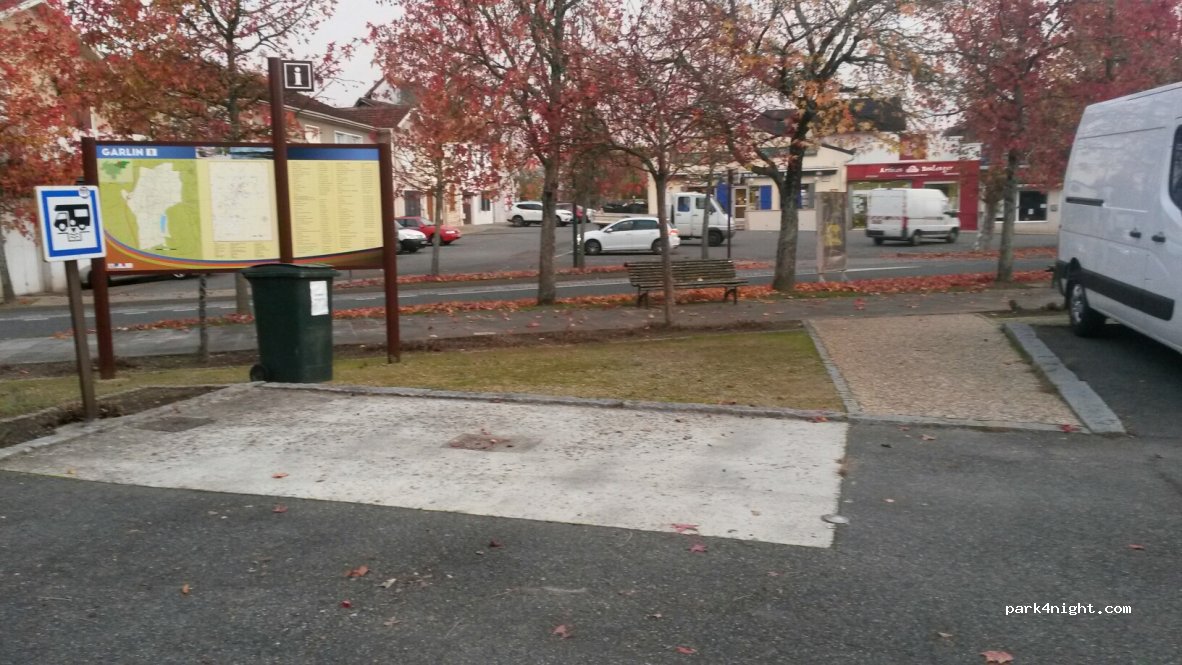 (64330) Garlin - Place du Petit Marcadieu — foto 3