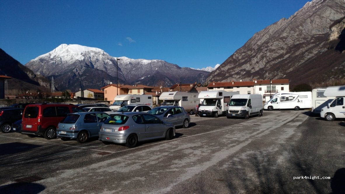 (33010) Venzone - Piazzale Scuole — foto