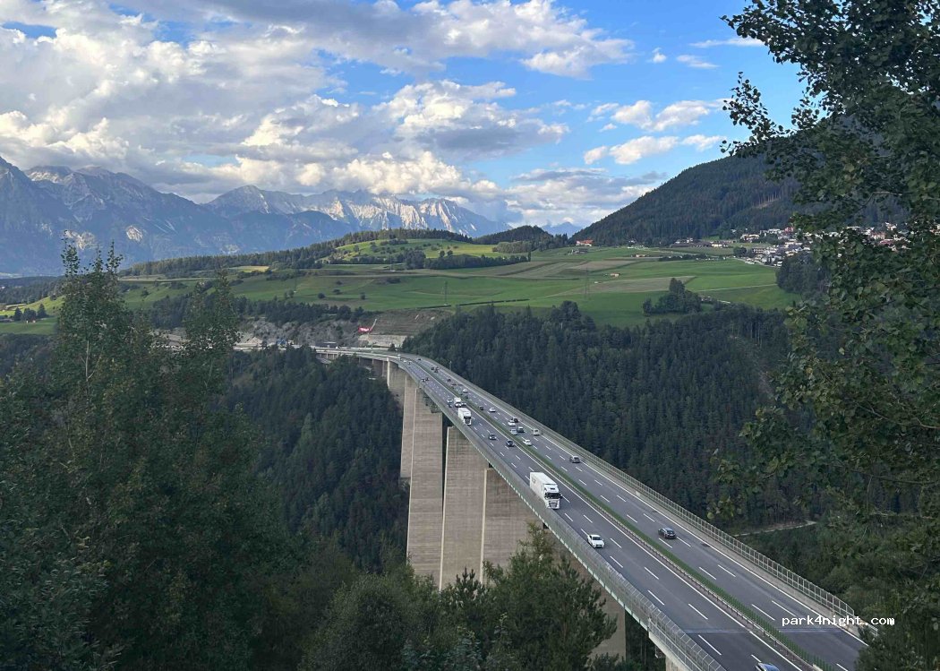 (6141) Schönberg im Stubaital - 5 Europabrücke-Parkplatz — foto