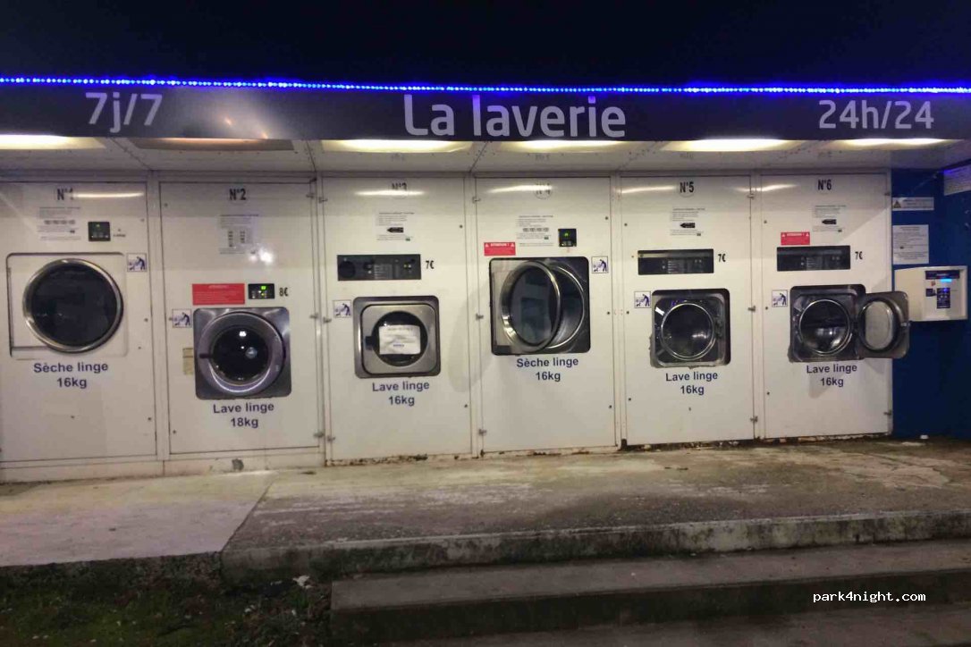 (69210) L'Arbresle - 2 Place des 3 Commerces — foto 2