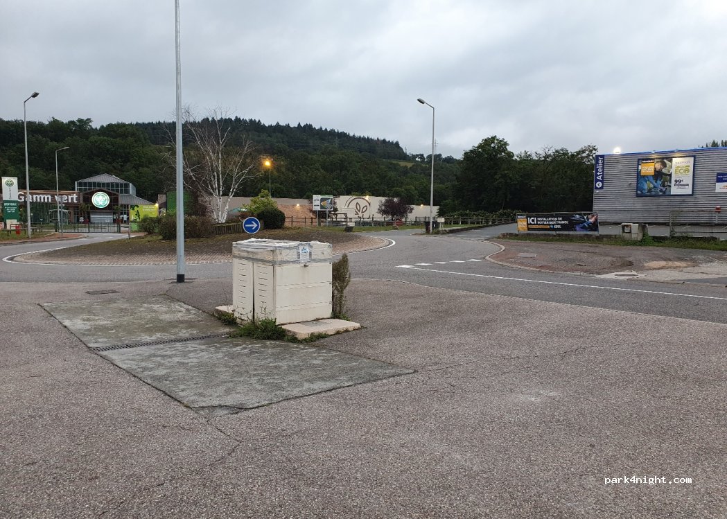 (69210) L'Arbresle - 2 Place des 3 Commerces — foto 3