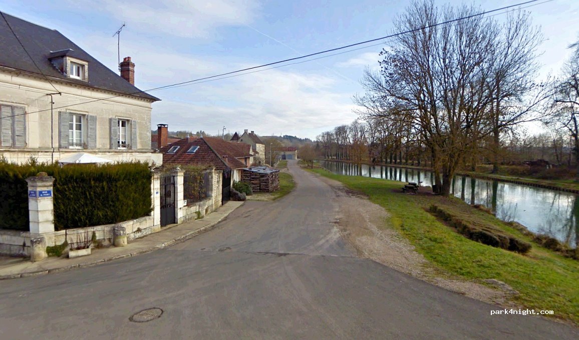 (89430) Saint Vinnemer - Rue du port — foto
