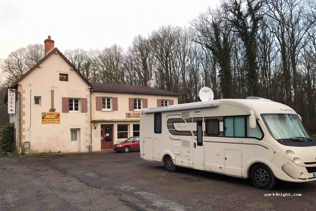 (03360) Saint-Bonnet-Tronçais - D953, Le Rond Gardien — foto