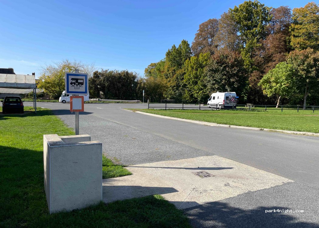 Aire de services camping-car Vernantes — foto 2