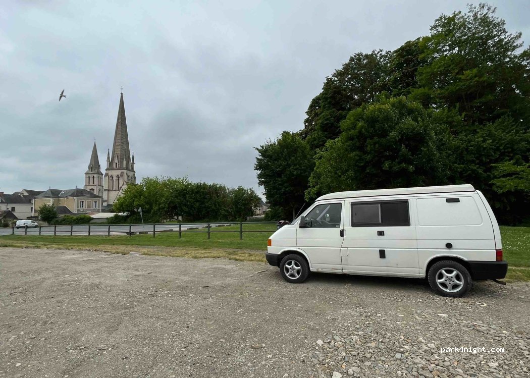 Aire de services camping-car Vernantes — foto 3