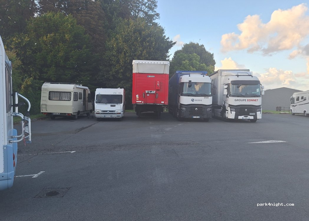 Aire de services camping-car Vernantes — foto 5